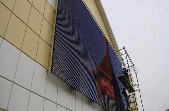 Hohe geführte Vorhang-Anzeige der Transparenz-P15.625 im Freien für Medien-Fassaden-Werbung